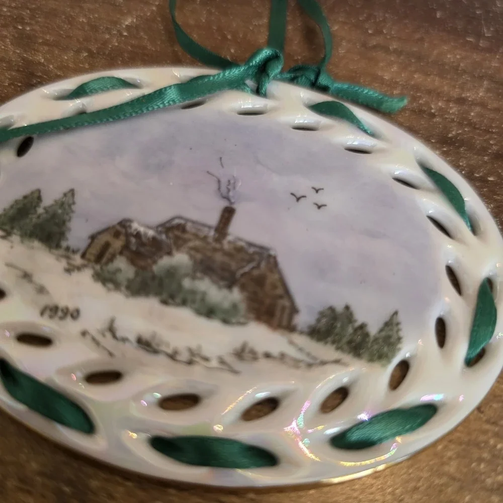 Hand Painted Pierced Leaf Porcelain Christmas Ornament Snowy Cottage‎ Scene 3.5